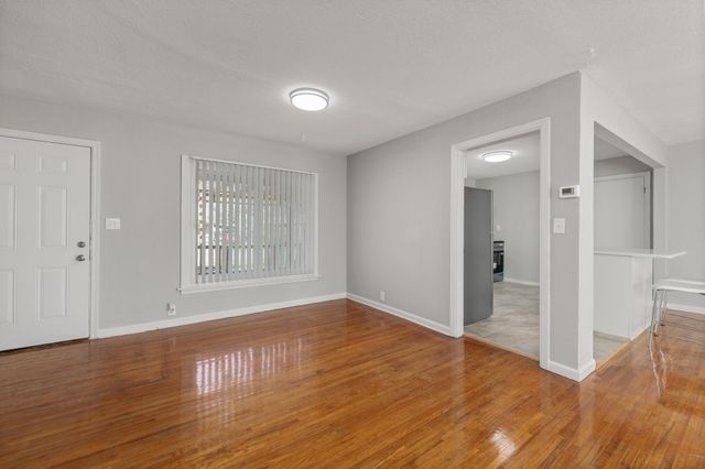 2815 E Glen Oaks Dr, Wichita, KS 67216