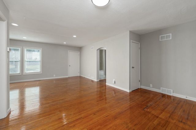 2815 E Glen Oaks Dr, Wichita, KS 67216