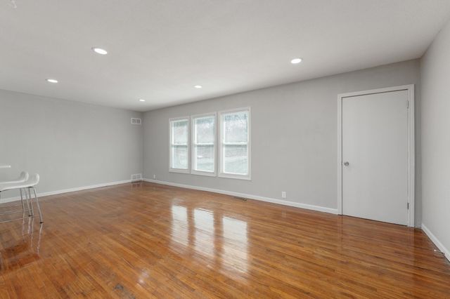 2815 E Glen Oaks Dr, Wichita, KS 67216