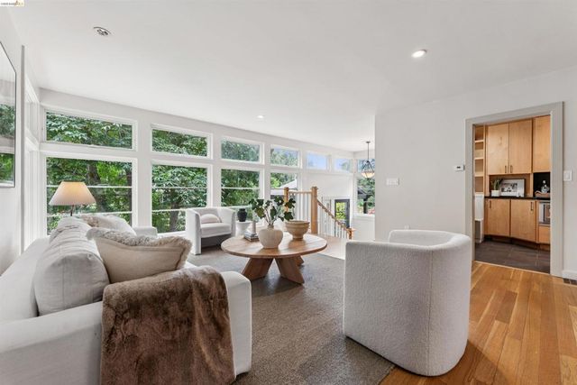 6611 Pinehaven Rd, Oakland, CA 94611