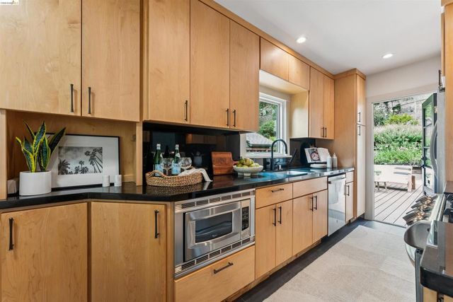 6611 Pinehaven Rd, Oakland, CA 94611