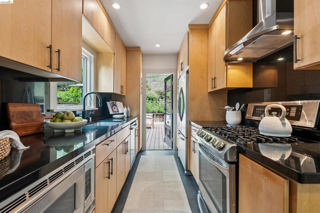 6611 Pinehaven Rd, Oakland, CA 94611
