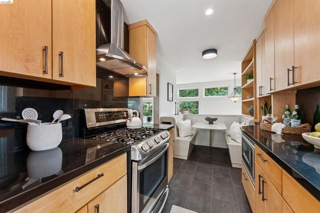 6611 Pinehaven Rd, Oakland, CA 94611