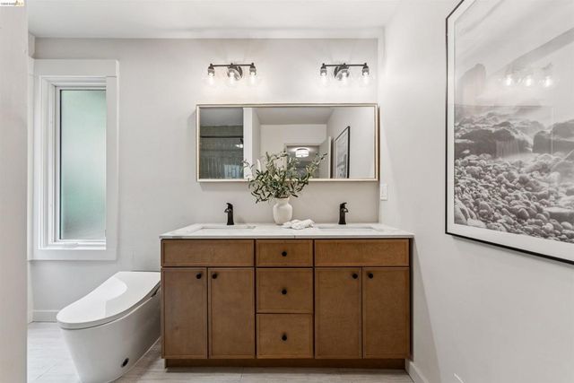 6611 Pinehaven Rd, Oakland, CA 94611