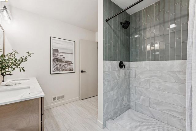 6611 Pinehaven Rd, Oakland, CA 94611