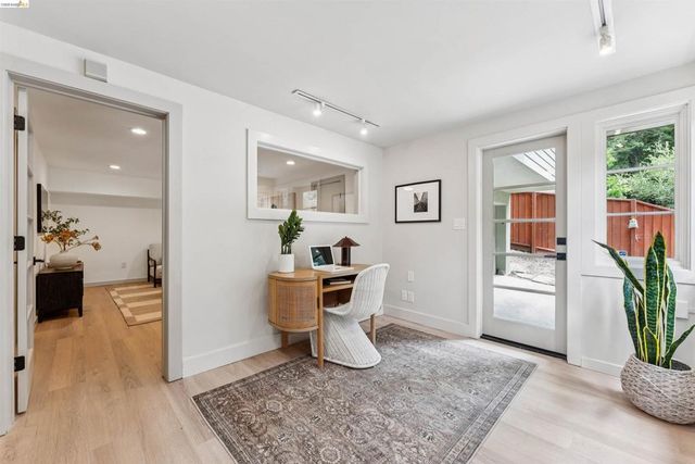 6611 Pinehaven Rd, Oakland, CA 94611