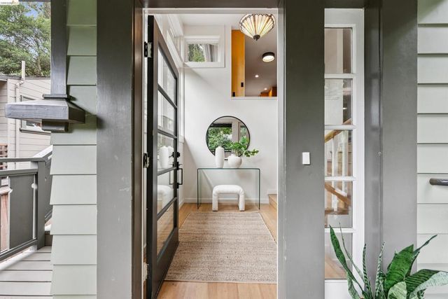 6611 Pinehaven Rd, Oakland, CA 94611