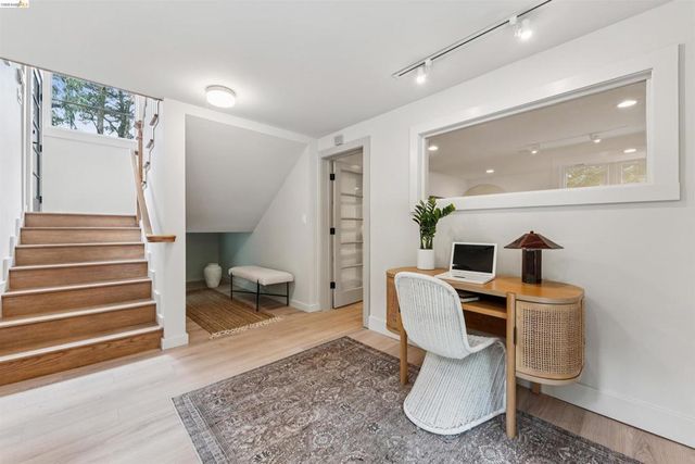 6611 Pinehaven Rd, Oakland, CA 94611