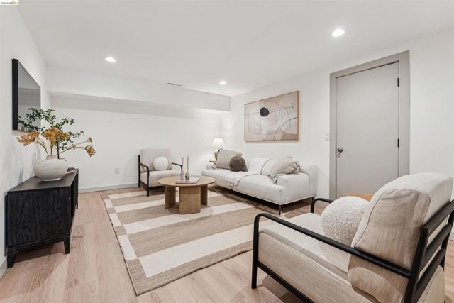 6611 Pinehaven Rd, Oakland, CA 94611