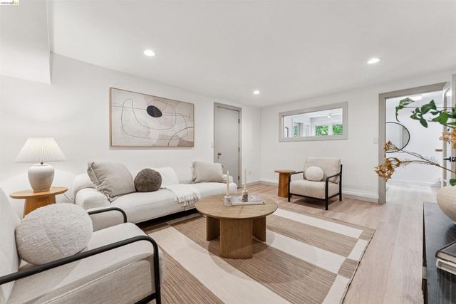6611 Pinehaven Rd, Oakland, CA 94611