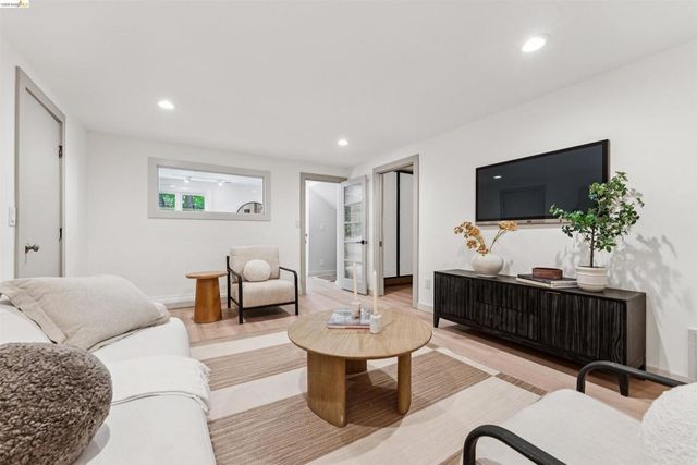 6611 Pinehaven Rd, Oakland, CA 94611