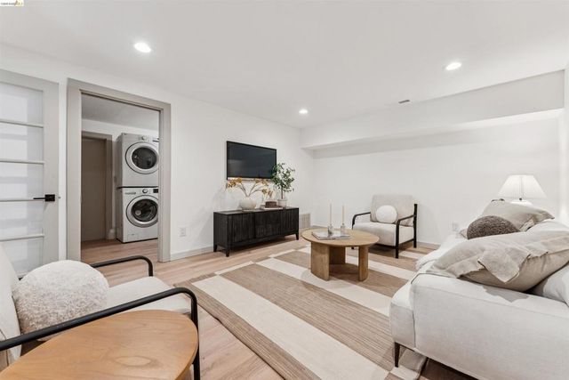6611 Pinehaven Rd, Oakland, CA 94611