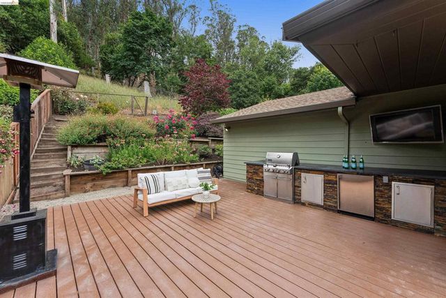 6611 Pinehaven Rd, Oakland, CA 94611