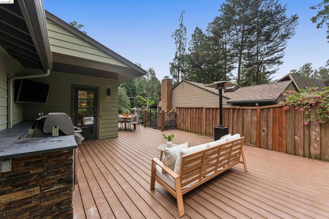 6611 Pinehaven Rd, Oakland, CA 94611