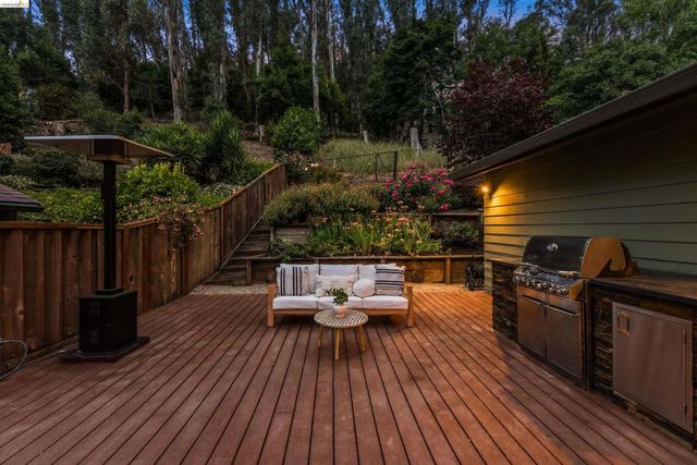 6611 Pinehaven Rd, Oakland, CA 94611