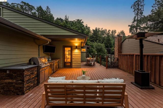 6611 Pinehaven Rd, Oakland, CA 94611