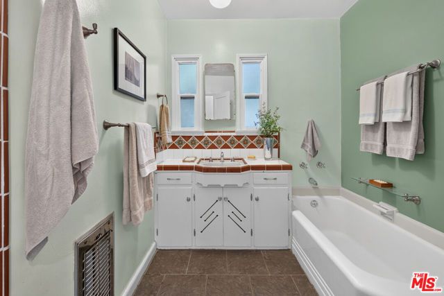 5620 Murietta Avenue, Los Angeles, CA 91401
