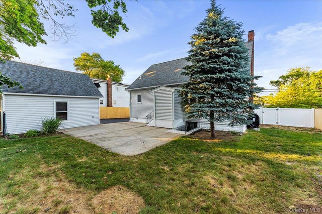 41 S Oregon Road, West Babylon, NY 11704