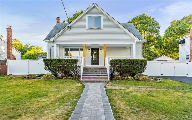 41 S Oregon Road, West Babylon, NY 11704