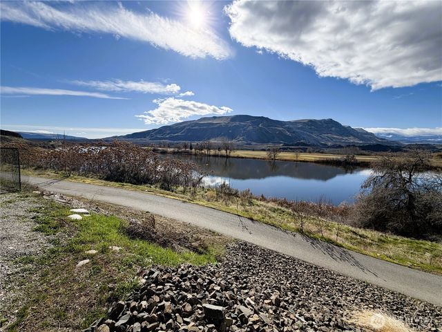 486 Hammond Lane, Rock Island, WA 98850