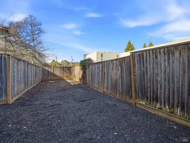 4424 Streamside Dr, Santa Rosa, CA 95409