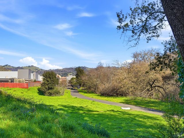 4424 Streamside Dr, Santa Rosa, CA 95409