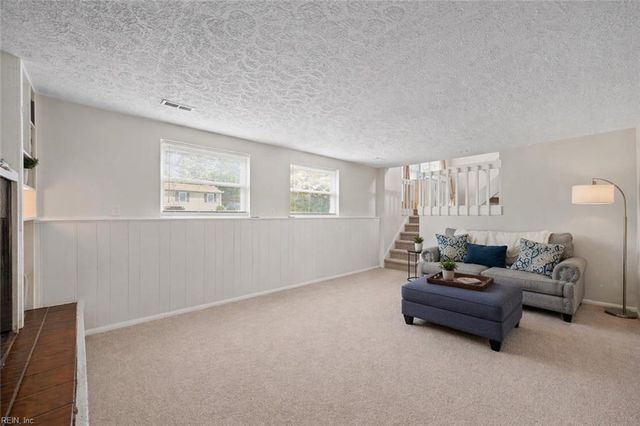 7 Cathy DR, Newport News, VA 23608