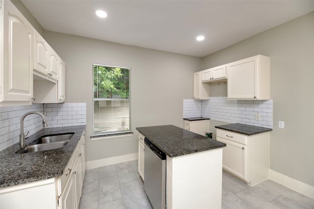 932 E Richmond Avenue, Fort Worth, TX 76104