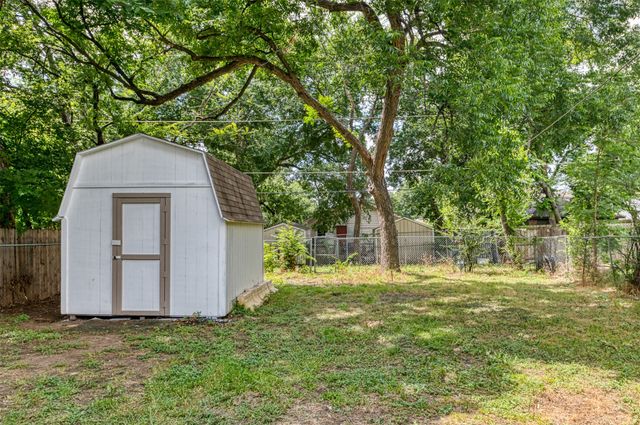 932 E Richmond Avenue, Fort Worth, TX 76104
