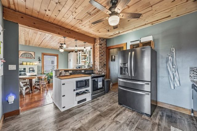 503 2nd E, Newhall, IA 52315