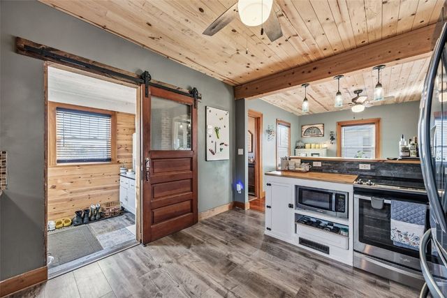 503 2nd E, Newhall, IA 52315