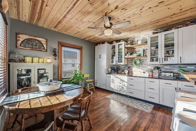 503 2nd E, Newhall, IA 52315