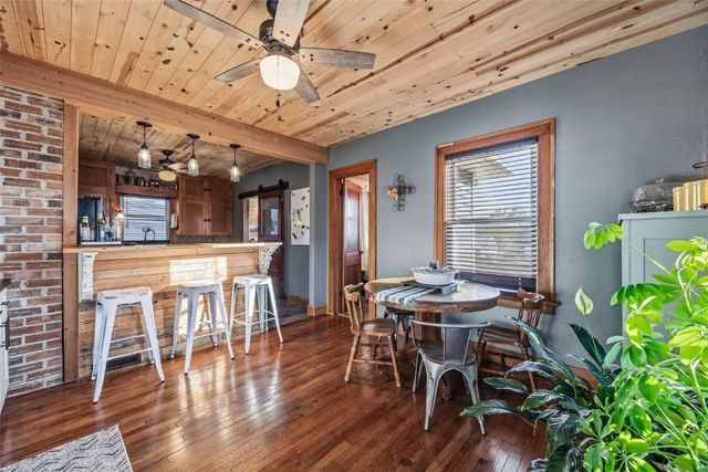 503 2nd E, Newhall, IA 52315