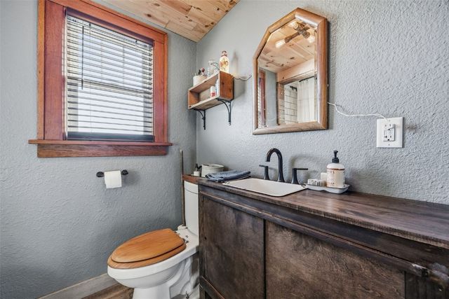 503 2nd E, Newhall, IA 52315