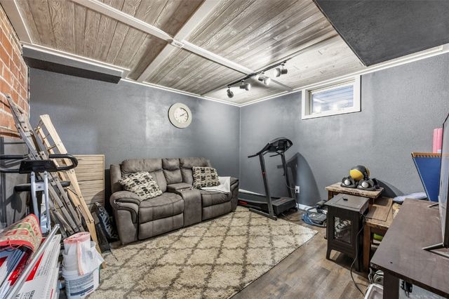 503 2nd E, Newhall, IA 52315