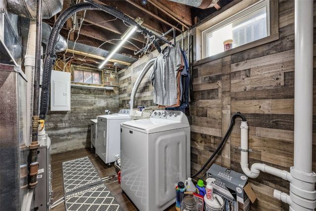 503 2nd E, Newhall, IA 52315