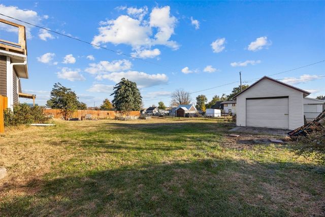 503 2nd E, Newhall, IA 52315