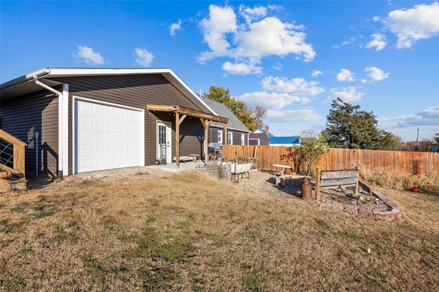 503 2nd E, Newhall, IA 52315