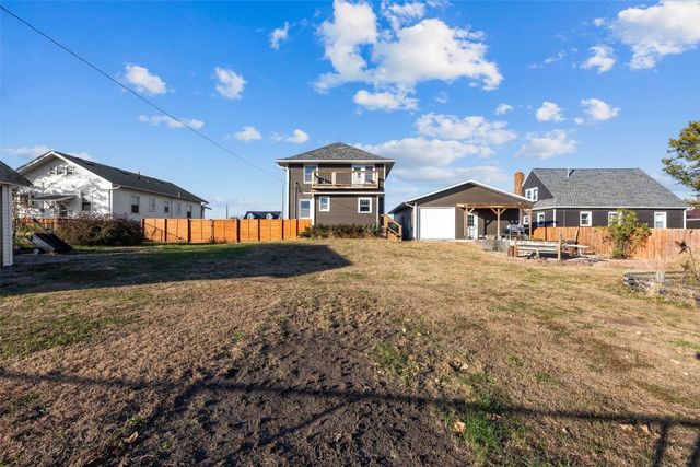 503 2nd E, Newhall, IA 52315