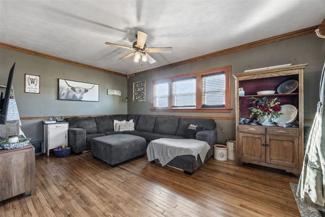 503 2nd E, Newhall, IA 52315