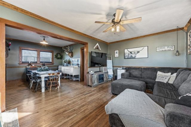 503 2nd E, Newhall, IA 52315