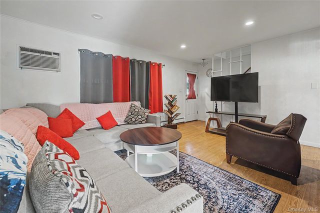 35 Meeting Lane, Hicksville, NY 11801