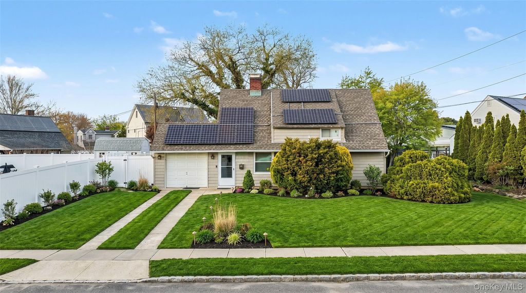 35 Meeting Lane, Hicksville, NY 11801
