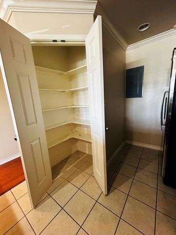 305 E 31 ST 4, Austin, TX 78705