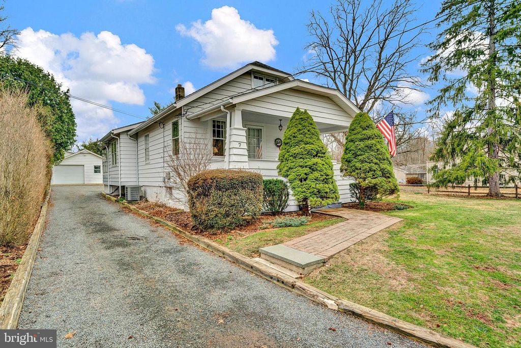 7 DIVERTY RD, Pennington, NJ 08534