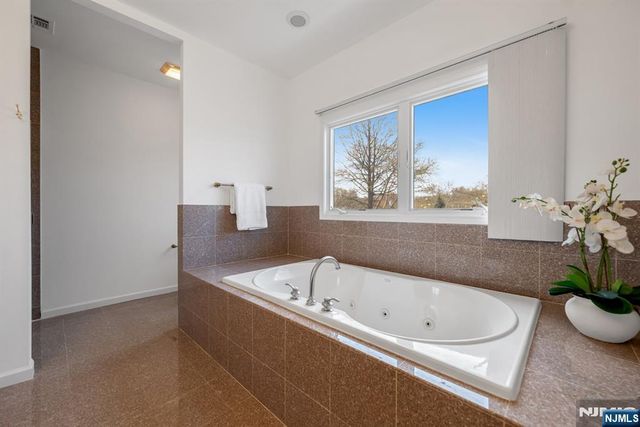 177 Lawson Place, Paramus, NJ 07652