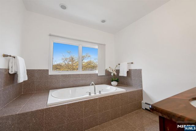 177 Lawson Place, Paramus, NJ 07652