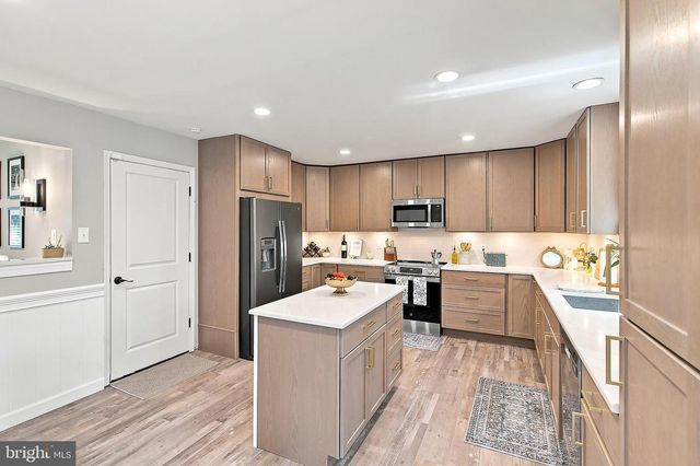 160 STOWAWAY RD, Manahawkin, NJ 08050