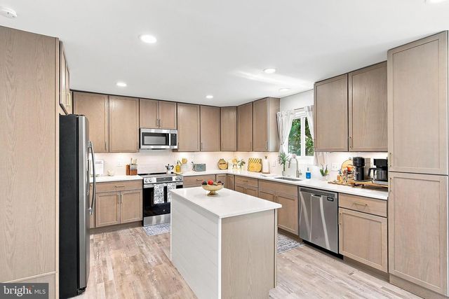160 STOWAWAY RD, Manahawkin, NJ 08050