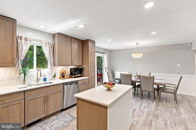 160 STOWAWAY RD, Manahawkin, NJ 08050